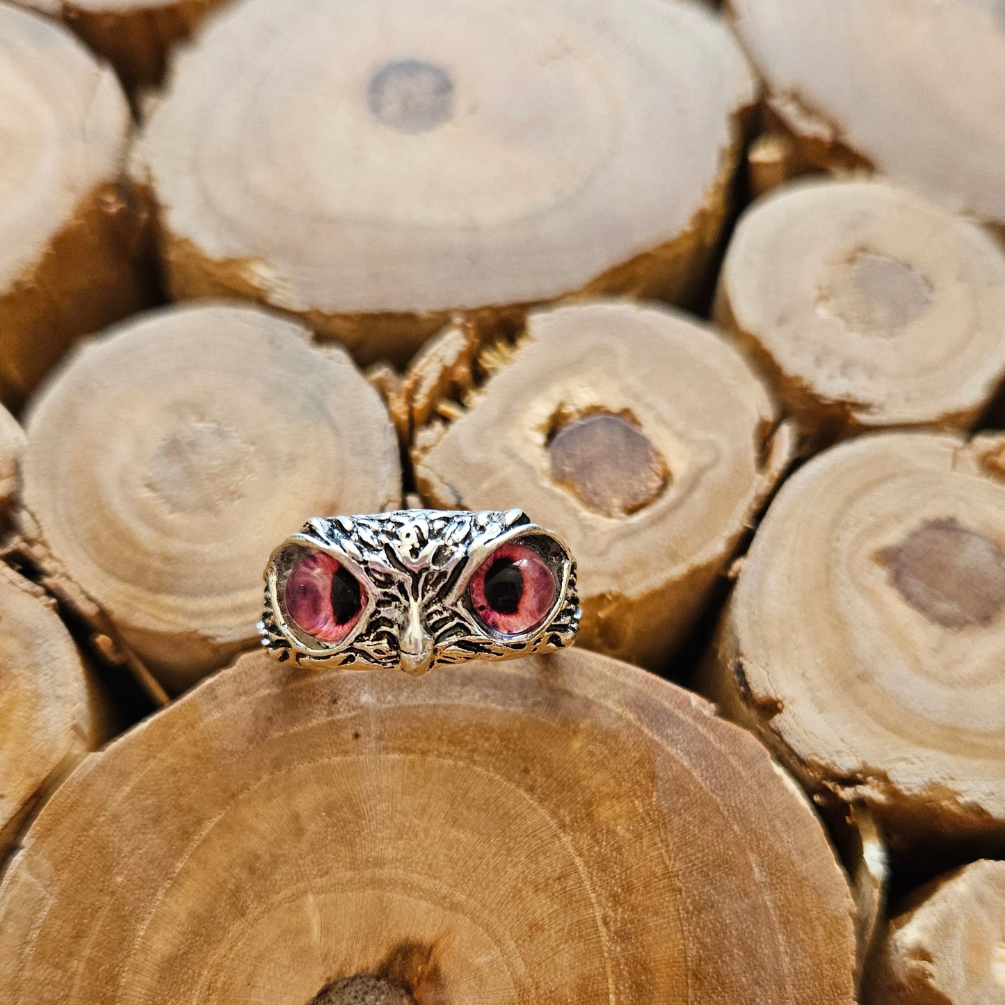 Verstellbarer Eulenring mit hellroten Augen