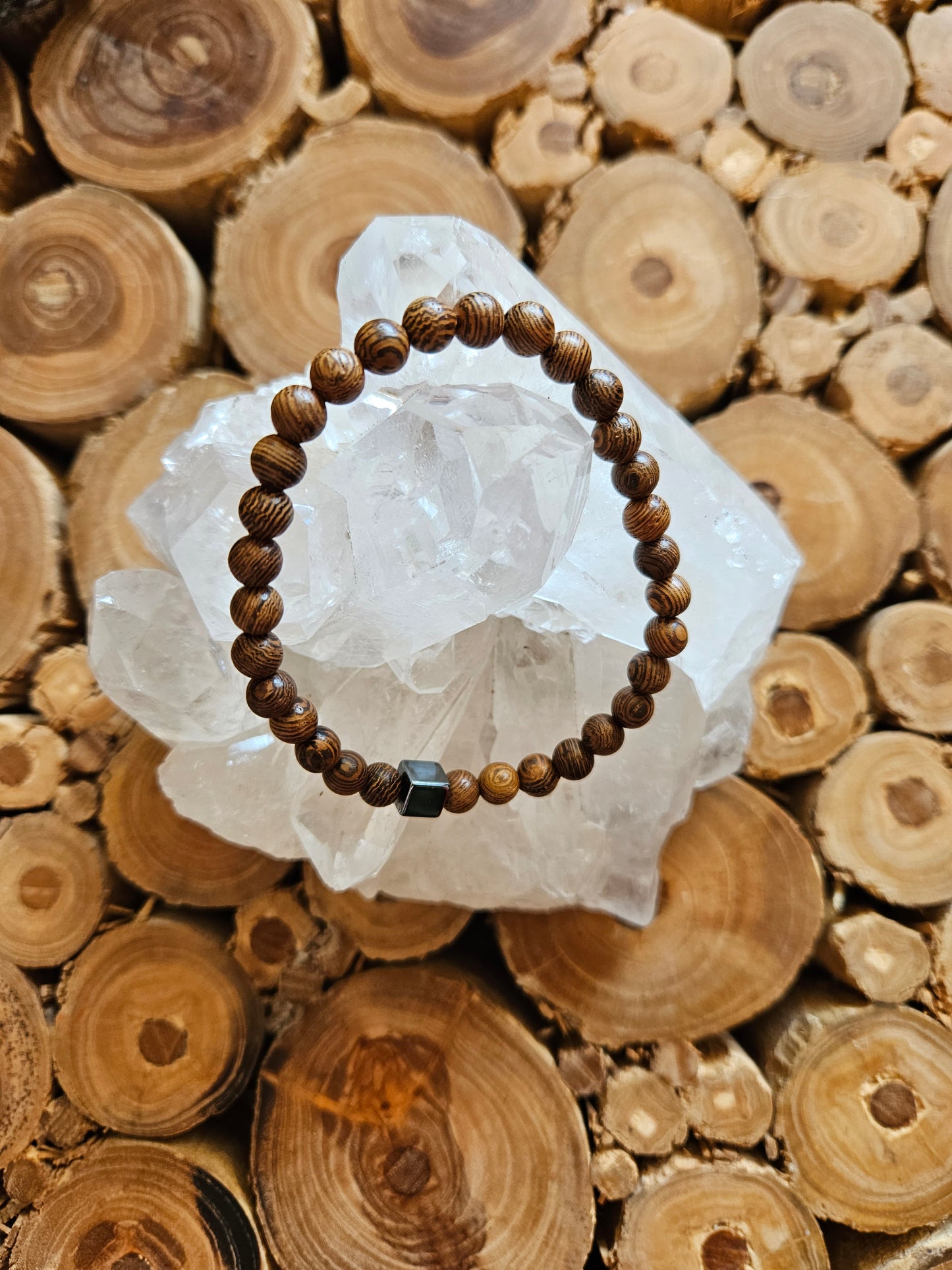 Armband aus Holzperlen mit quadratischem Hämatit