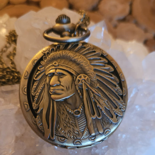 Quarz Taschenuhr Vintage mit indigenem Design spiritueller Schmuck Spirit Place Winterthur Schweiz